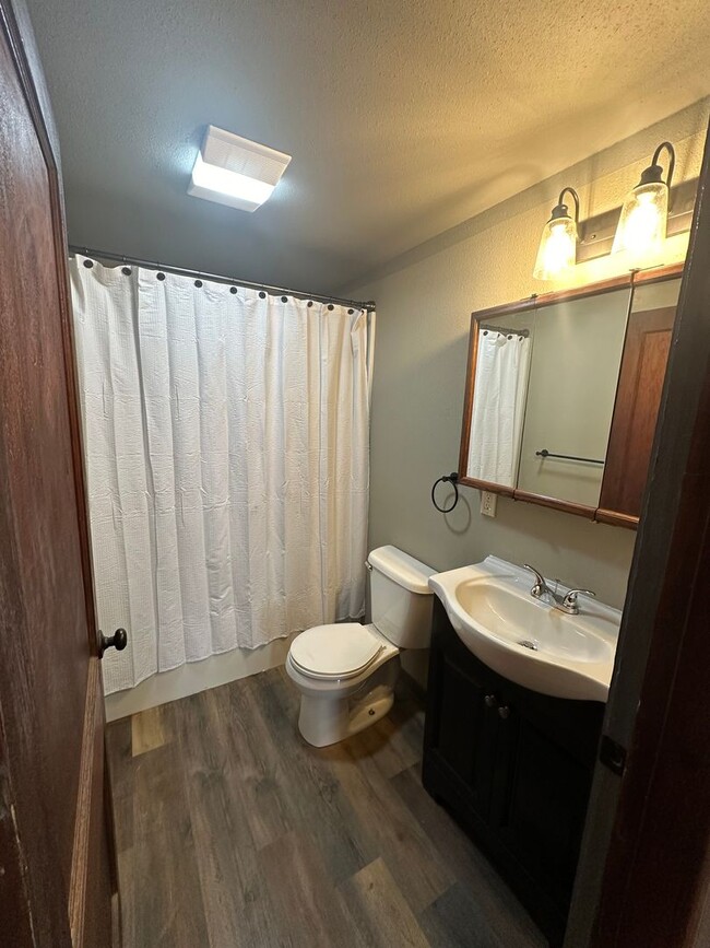 Building Photo - Large 2 bedroom home on dead end street