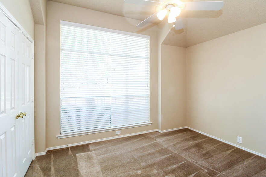 Building Photo - 10705 Camelot Dr