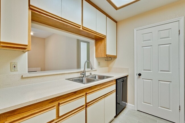 Building Photo - 2/2 Downstairs Unit in Desirable Park Alma...