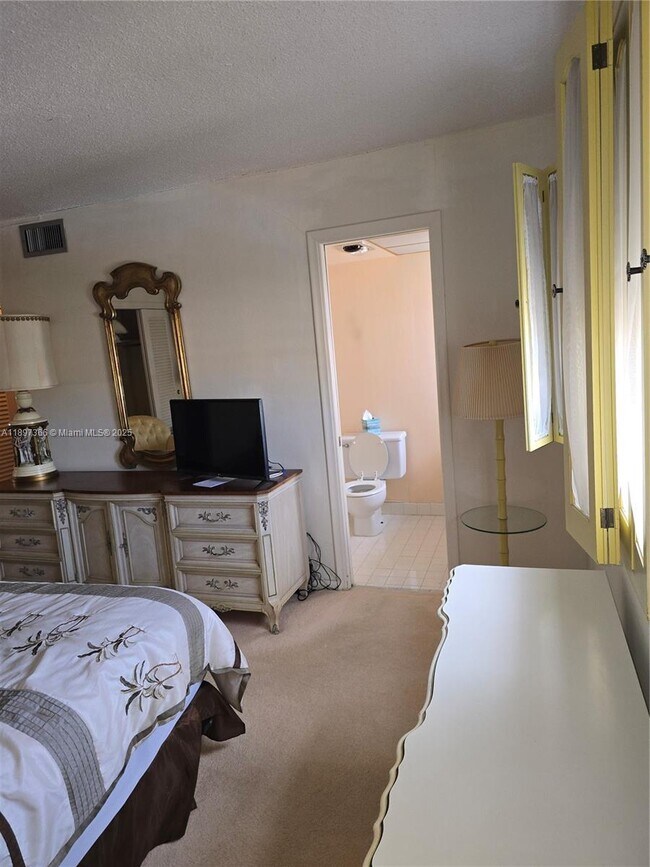 Building Photo - 609 NE 14th Ave