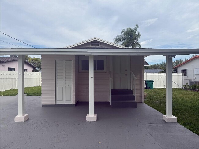 Building Photo - 8242 SW 43rd Terrace