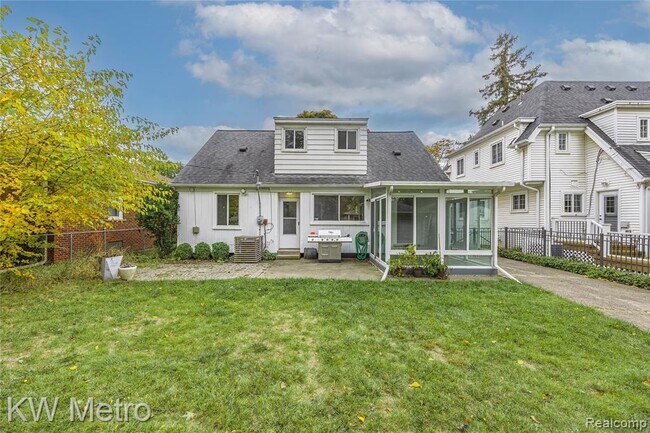 Building Photo - 1316 Lyons Ave