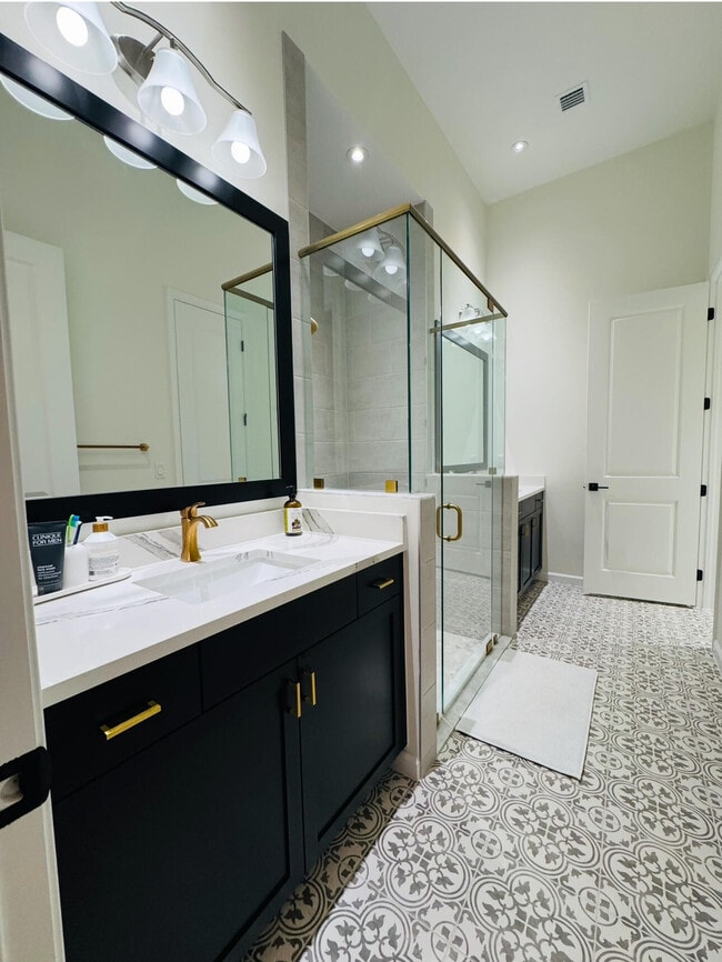 Building Photo - 16405 Capilano Ct