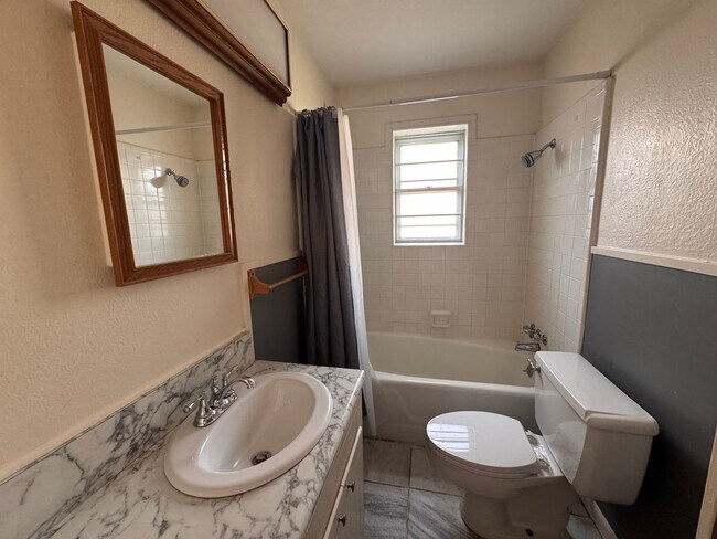 Building Photo - REMODELED SPACIOUS SOUTH BOSSIER HOME.