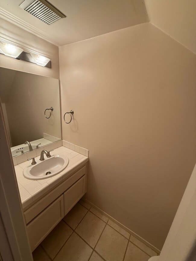 Building Photo - Beautiful 2 Bed, 2.5 Bath Townhome in Desi...