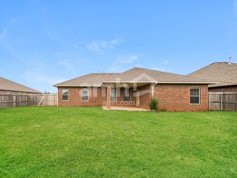 Building Photo - 8809 SW 46th St