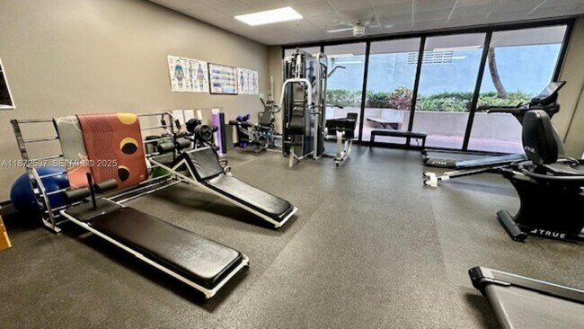 Building Photo - 1623 Collins Ave