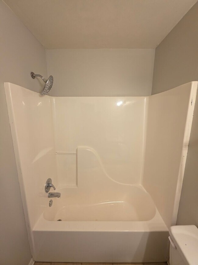 Building Photo - 106 Willow Creek Dr