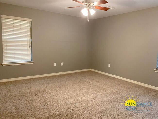 Building Photo - Stunning 4 Bedroom Home in Navarre