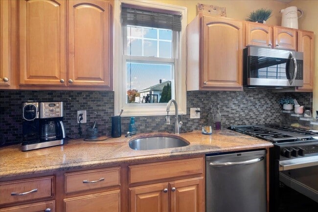 Building Photo - 252 Grace Ave