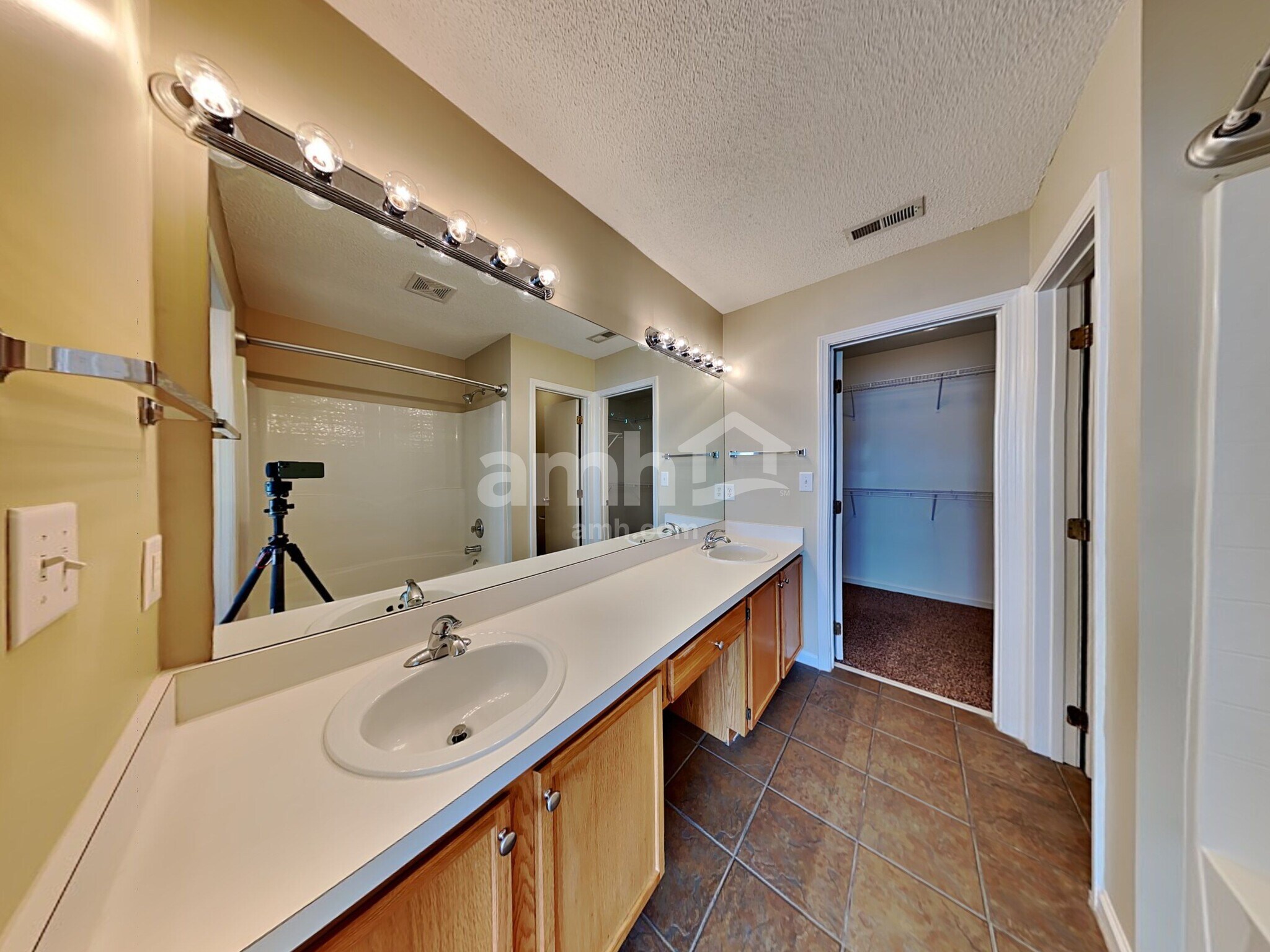 Building Photo - 136 N Honey Springs Ave