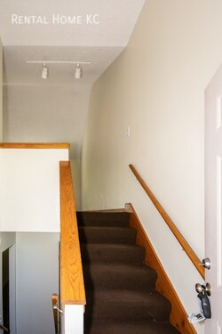 Building Photo - 3-bed 2-full-bath Duplex w/Double Garage  ...