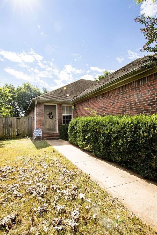 Building Photo - 3 Bedroom, 2 Bath, 2 Car Garage, Fenced Backyard