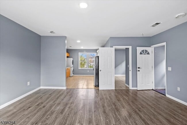 Building Photo - 132 E Main St