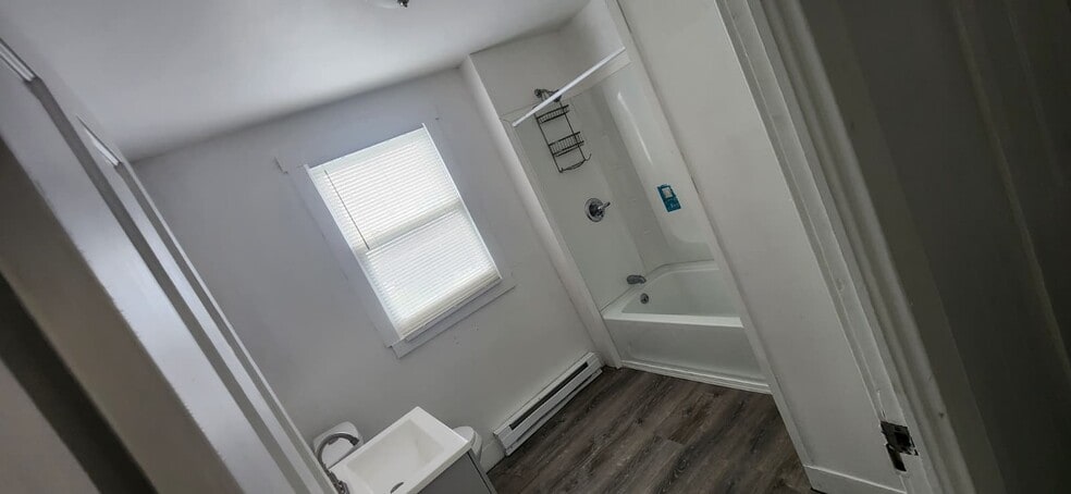 Building Photo - 197 Roosevelt St