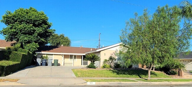 Building Photo - Single Family Home - 4 Bedrooms + 2 Baths....