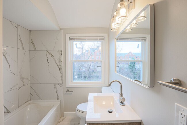 Building Photo - 3 BR 1-1/2 Baths MUST SEE- ACCEPTING HOSUING VOUCHERS!