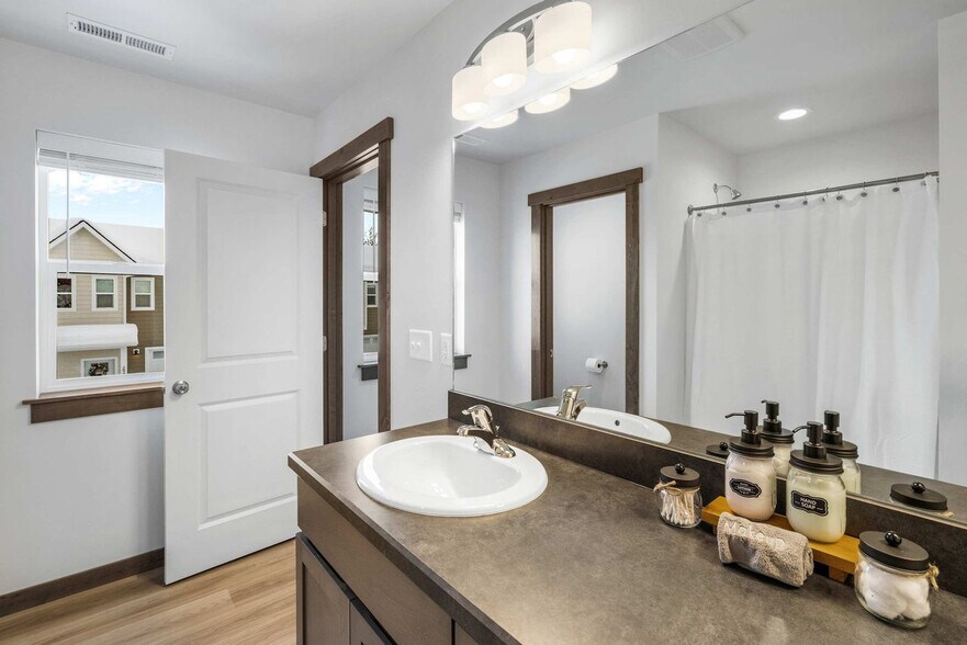 Building Photo - 2942 W Babcock St