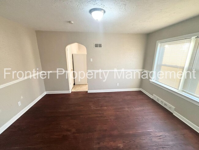 Building Photo - Available Now! Spacious Two Bedroom Home w...