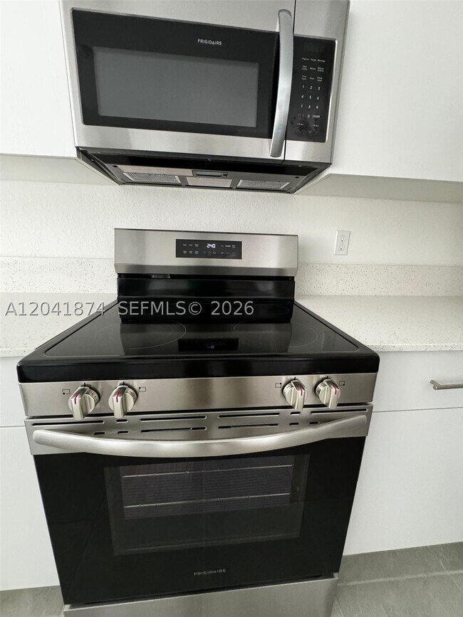 Building Photo - 285 SW 159th Dr