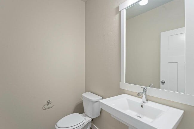 Building Photo - Beautiful Puyallup Corner Lot Home with Office, A/C, Formal Dining & Bonus Loft!