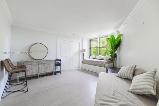 Building Photo - 1121 Crandon Blvd