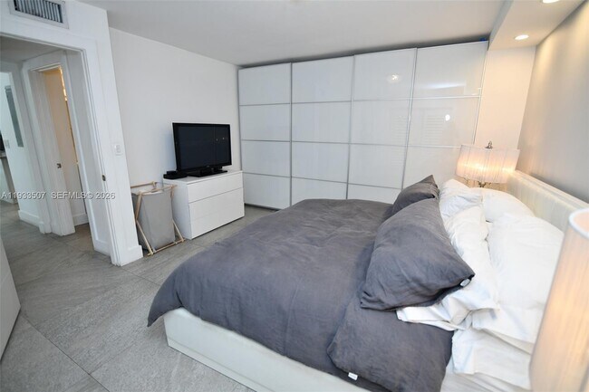 Building Photo - 2918 Bird Ave