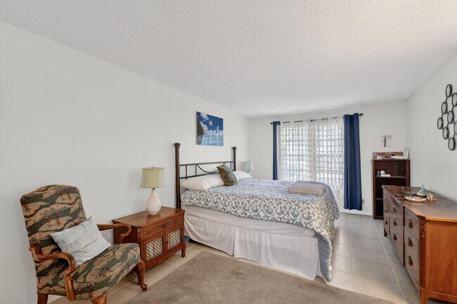Building Photo - 9810 Pineapple Tree Dr