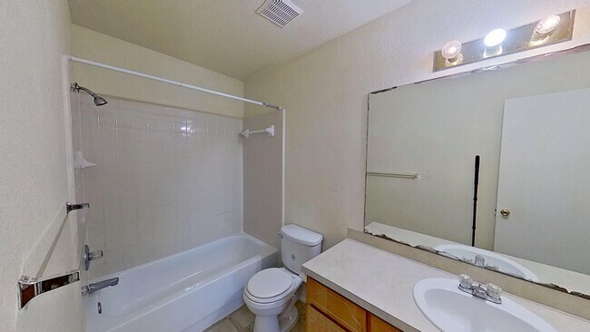 Building Photo - 2 WEEKS FREE RENT IN A 3 BEDROOM TOWNHOUSE AT $950!