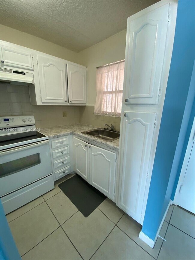 Building Photo - 6820 W Flagler St