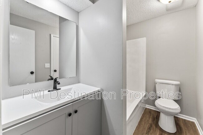 Building Photo - 1322 N Harvey Dr
