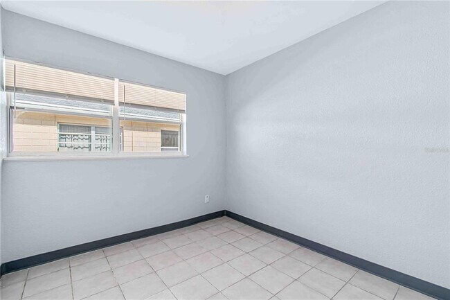 Building Photo - 140 112th Ave N