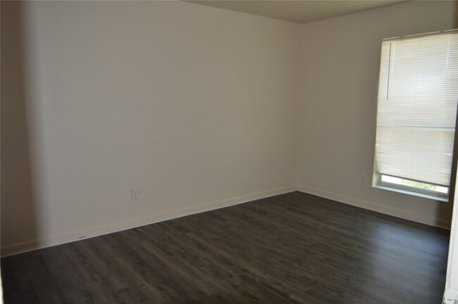 Building Photo - 8100 Creekbend Dr