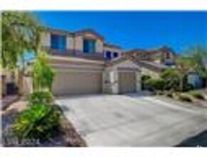 Building Photo - Stunning 4 bedroom, 3 bathroom home locate...