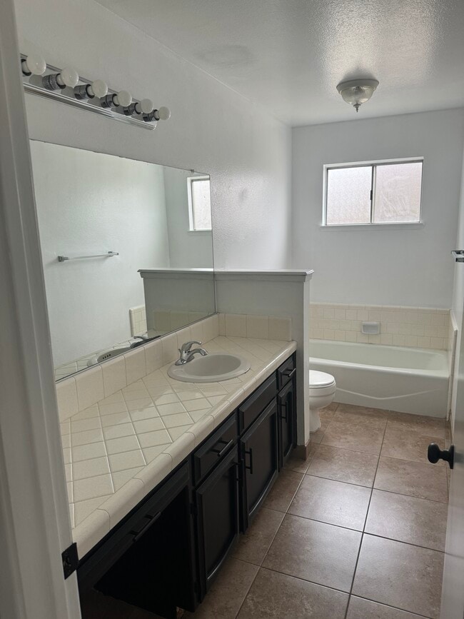 Building Photo - 1830 E Laura Ave