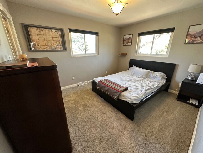 Building Photo - Cozy Rancher In The Addisons!