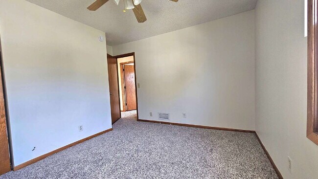 Building Photo - "Charming 3-Bedroom Retreat with 1200 Sq Ft of Comfort in Harrison Neighborhood in Minneapolis!"