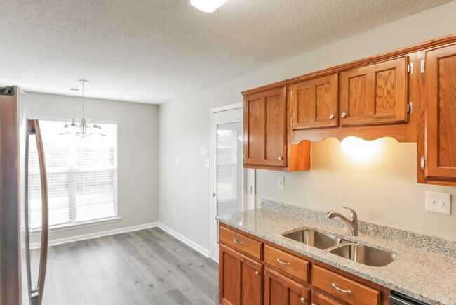 Building Photo - 10953 Oak Leaf Dr