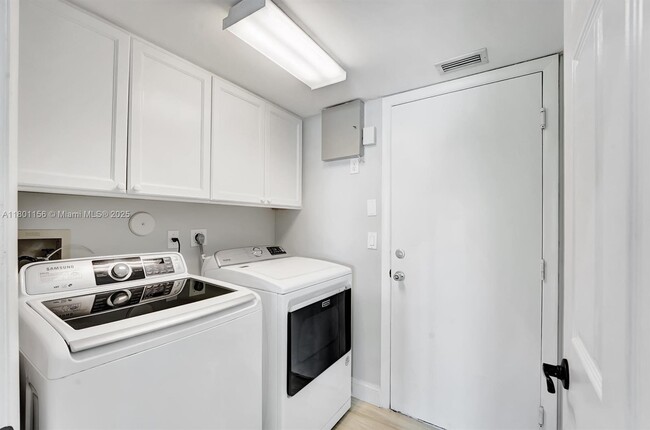 Building Photo - 3833 Cypress Lake Dr