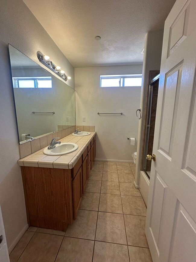 Building Photo - 4 bedrooms close to Joshua Tree National P...