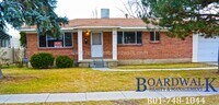 Building Photo - Awesome Sandy 5 Bed 2 Bath House!