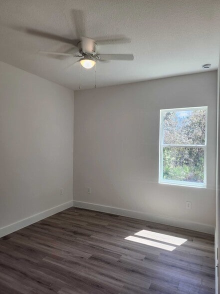 Building Photo - 49 Lone Pine St