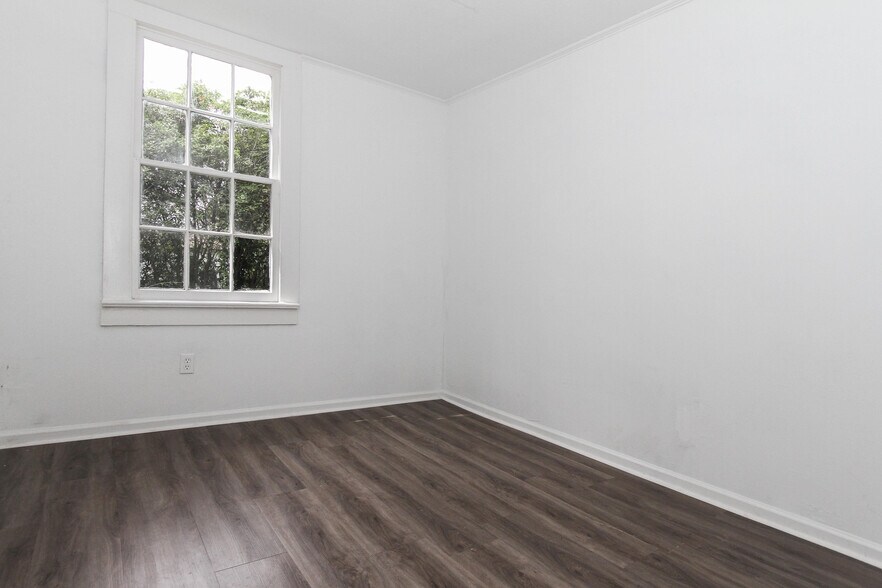 Bedroom #1 - 810 Shull St