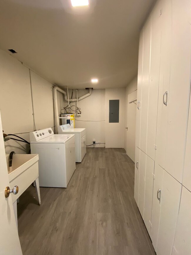 Building Photo - Four Bed, Two Bath Single Family Home with Fantastic View ON the Golf Course!