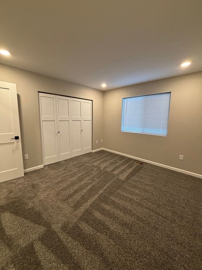 Building Photo - 2532/2528 Landmark Drive