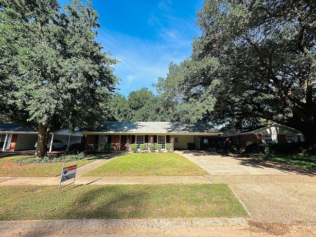 Building Photo - 2046 Shadywood Ln