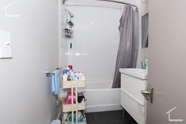 Building Photo - Nicely updated 3 bed in Allston near the Green Line.