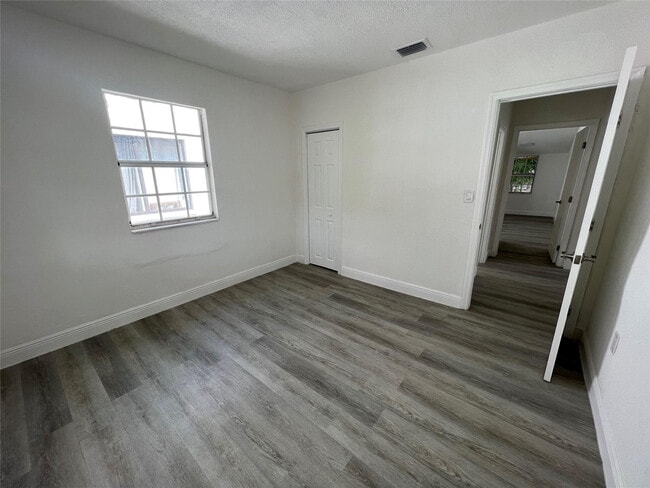 Building Photo - 5615 SW 40th St