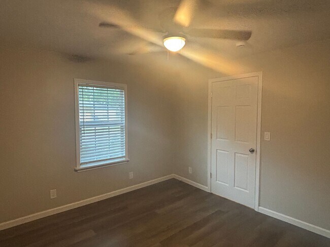 Building Photo - Fabulous 2 Bedroom 1.5 Bathroom House