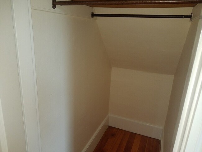 Building Photo - 68 Burnside St